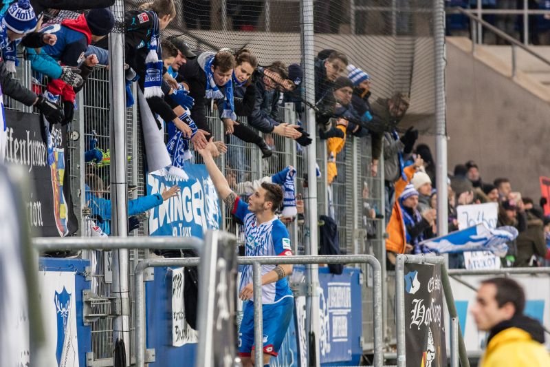 Niklas Süle bedankt sich nach dem Spiel bei den Fans. Der Zusammenhalt ist von großer Bedeutung auf dem gemeinsamen Weg zum Klassenerhalt.