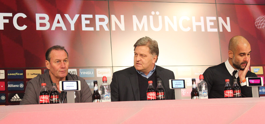 TSG-Trainer Huub Stevens (li.) bei der Pressekonferenz neben Bayerns Mediendirektor Markus Hörwick und Pep Guardiola