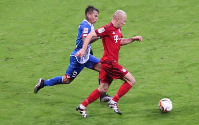 Vargas hat gegen Bayerns Robben das Nachsehen