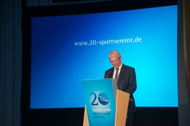 Dietmar Hopp stellt die Förderaktion Sportvereint vor
