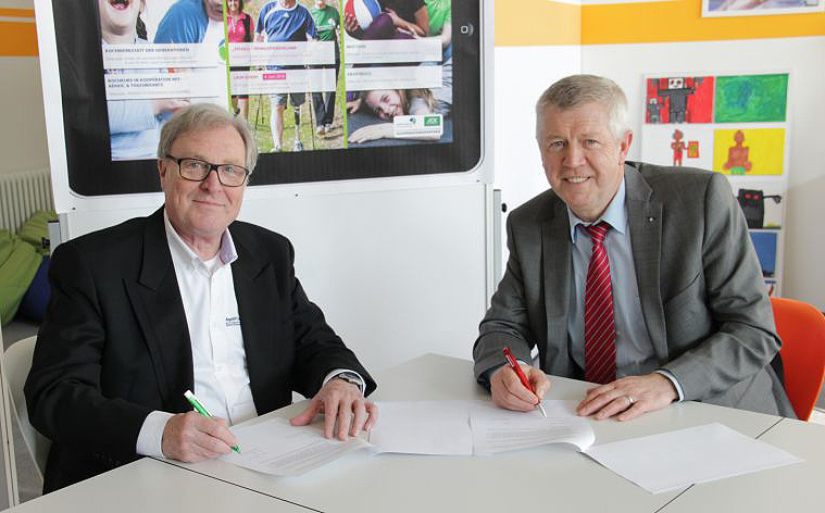 Dietmar Pfähler (li) und Stefan Strobel (re) besiegeln die Zusammenarbeit beider Partner