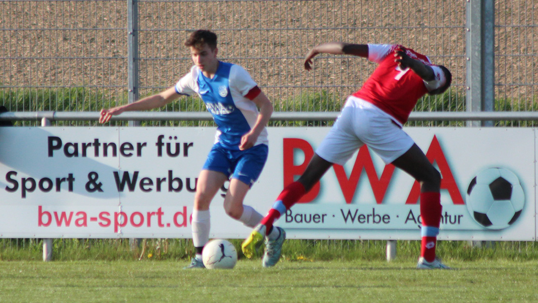 Philipp Öhler (li.) versetzt seinen Gegenspieler Anthony Konwea