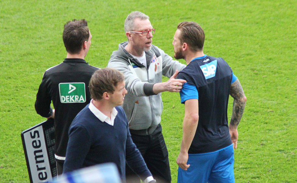 Kölns Trainer Peter Stöger und Eugen Polanski (re.) haben nach dem Ausgleichstreffer intensiven Redebedarf