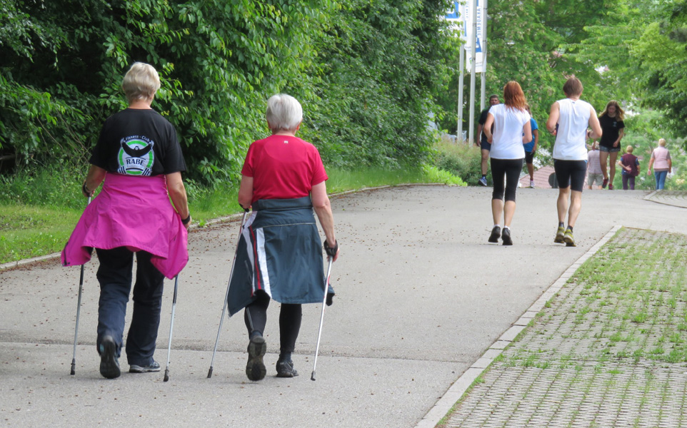 Jung und Alt aktiv beim Lauf- und Bewegungstag in Hoffenheim