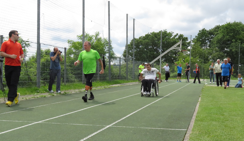 Teilnehmer mit Behinderung beim Leistungstest für das Deutsche Sportabzeichen