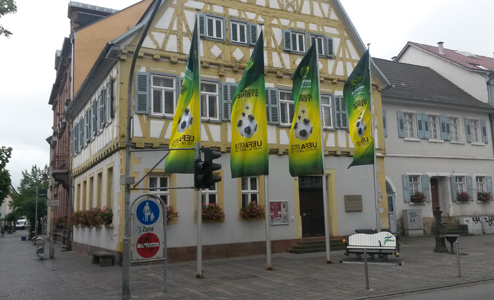 EM-Fahnen vor dem alten Sinsheimer Rathaus