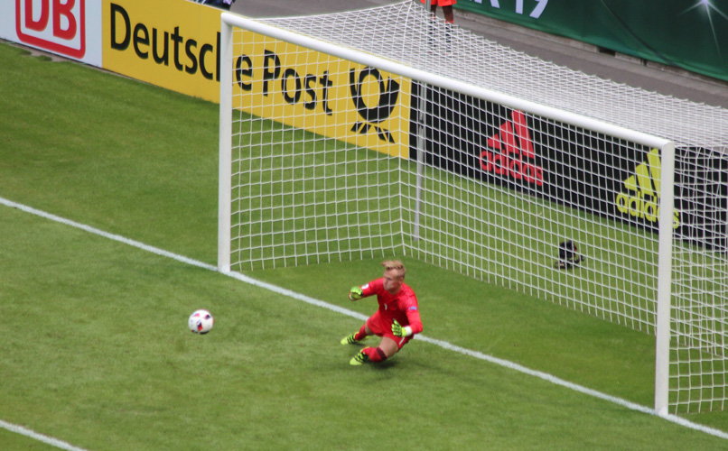 Deutschlands Keeper Dominik Reimann hat beim Elfmeter keine Chance ...