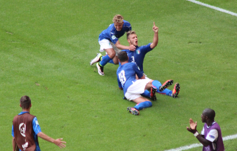 ... Italiens Federico Dimarco (re.) jubelt über seinen Treffer zum 1:0