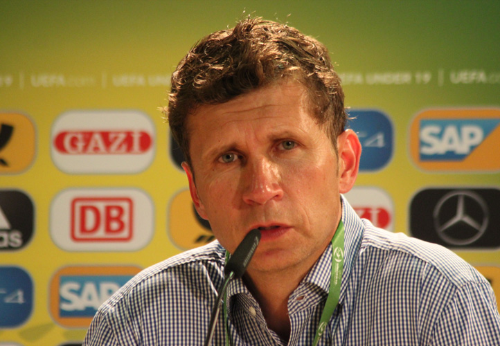 DFB-Coach Guido Streichsbier bei der PK