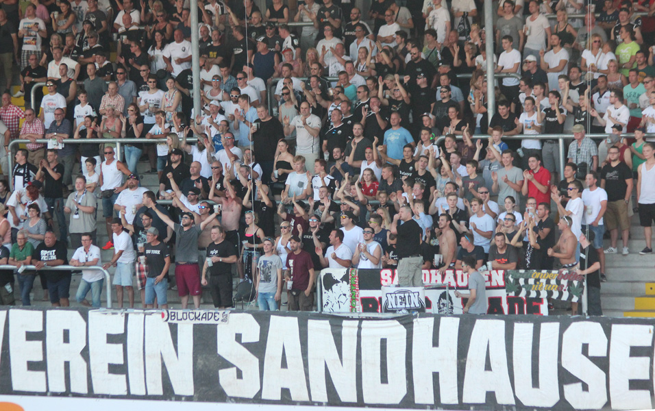 Sandhausens Fans feuern ihre Mannschaft unentwegt an