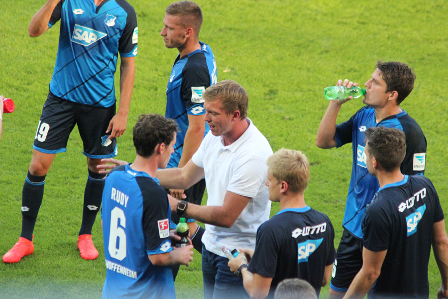 Julian Nagelsmann puscht seine Jungs während einer Trinkpause beim Spiel in Mainz