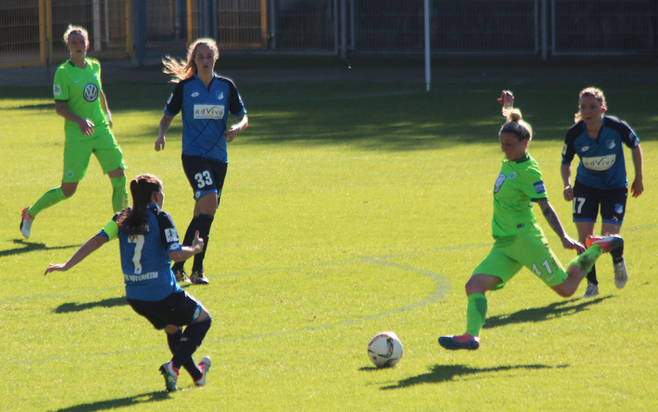 VfL-Spielerin Nilla Fischer erzielt mit diesem Distanzschuss den 1:1 Ausgleich