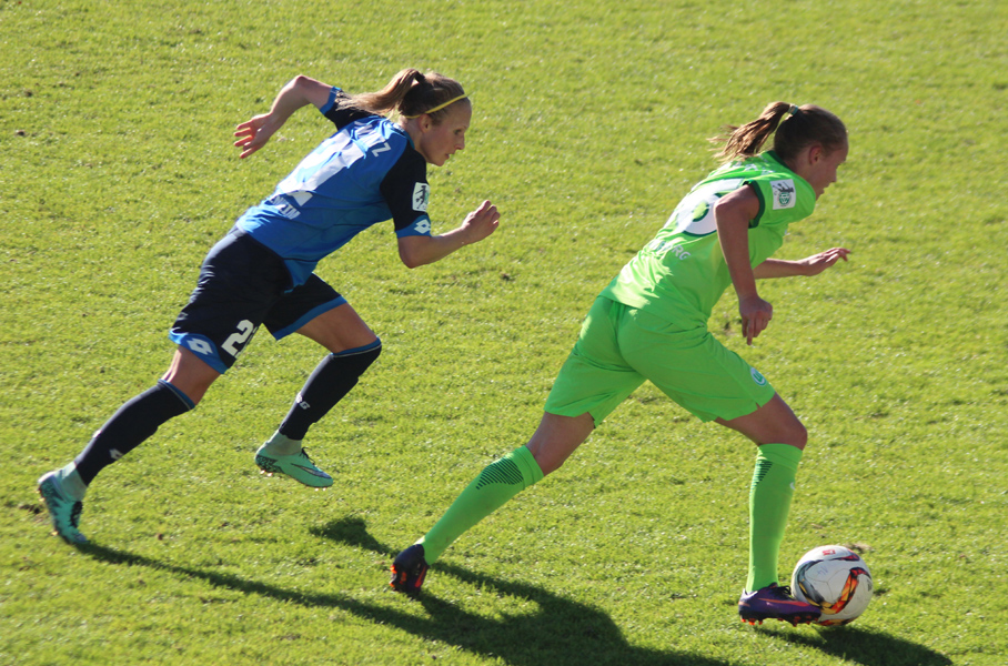 Hoffenheims Leonie Pankratz (li.) im Laufduell mit ihrer Gegenspielerin