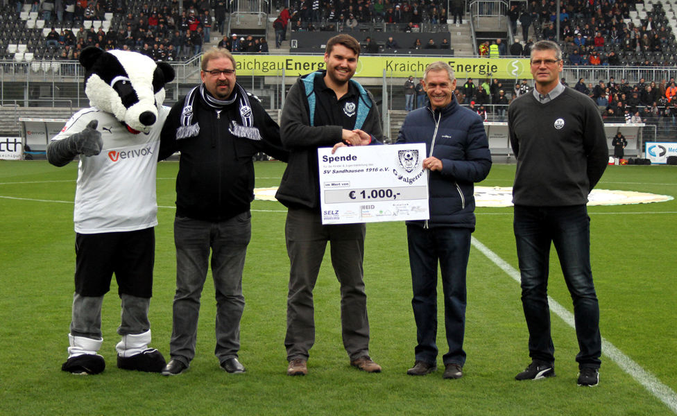 Goalgetter-Chef Sascha Knobloch (Mi.) übergibt den übergroßen Scheck an SVS-Jugendvorstand Rolf Frey (2. v. r.).