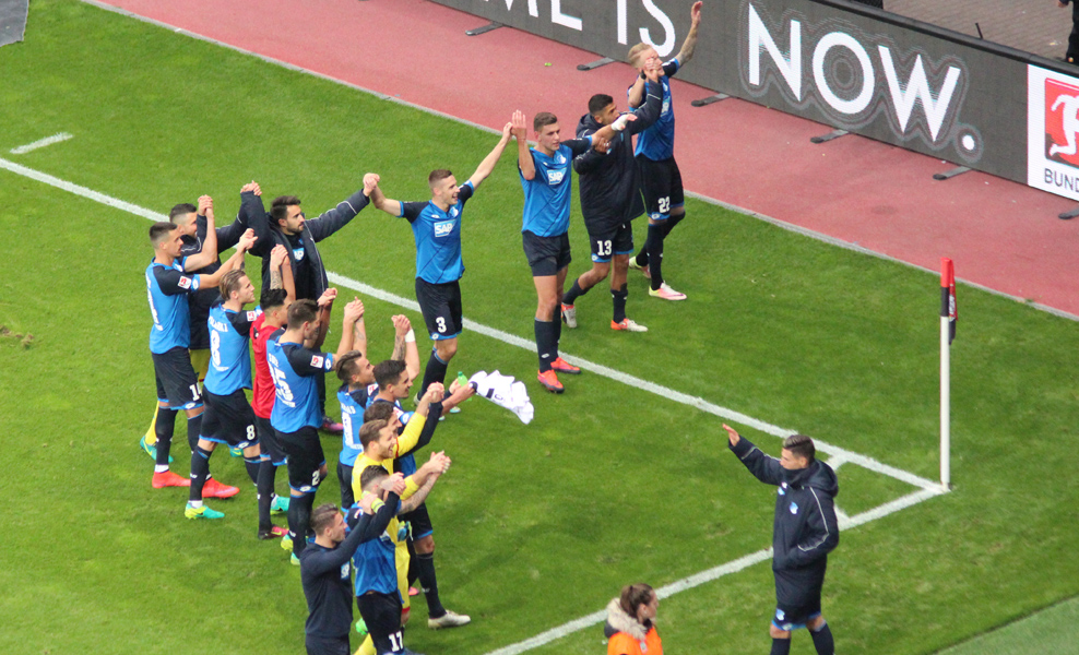 Die Hoffenheimer feiern den 3:0 Sieg vor der Fankurve