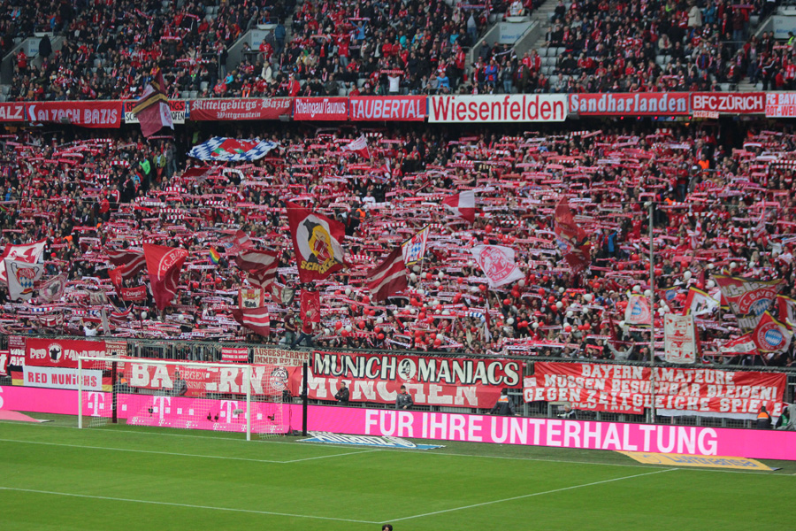 Stimmungsvolle Südkurve der Bayern-Fans