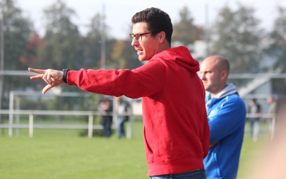 TSV-Trainer Holm Hentschke engagiert an der Seitenlinie