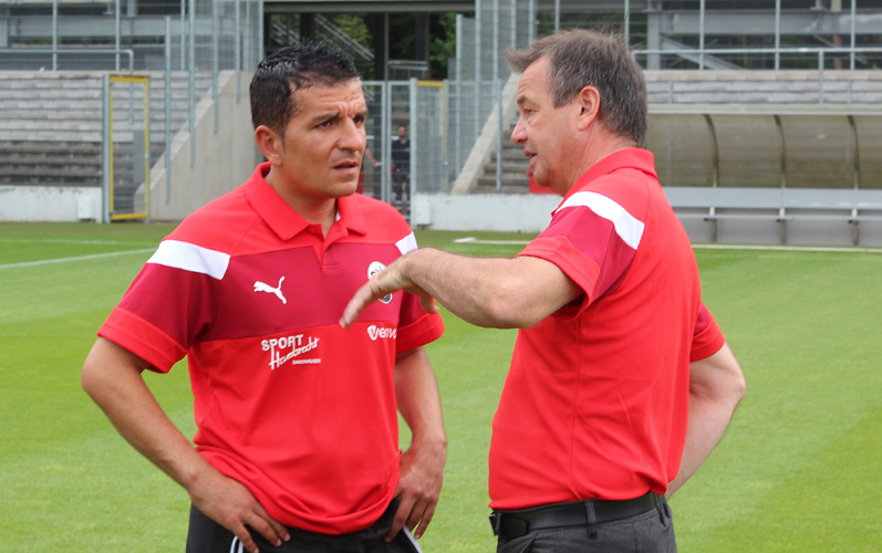 Fachgespräch zwischen SVS-Coach Kenan Kocak (li.) und Otmar Schork