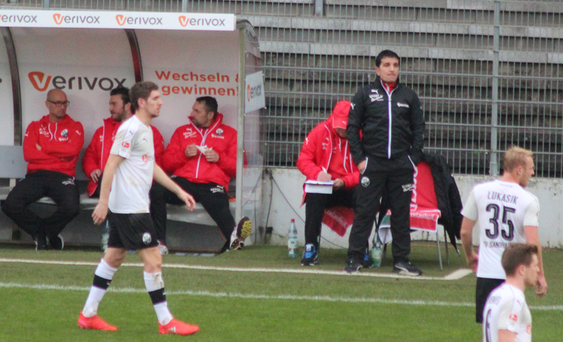 SVS-Coach Kenan Kocak am Spielfeldrand
