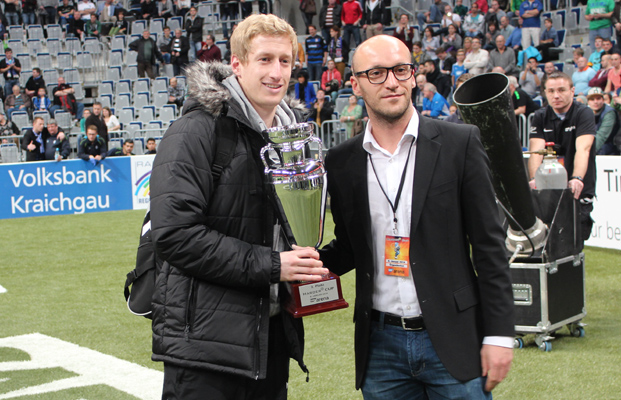 Philipp Klingmann nimmt stellvertretend für seinen Ex-Club Karlsruher SC einen Pokal entgegen