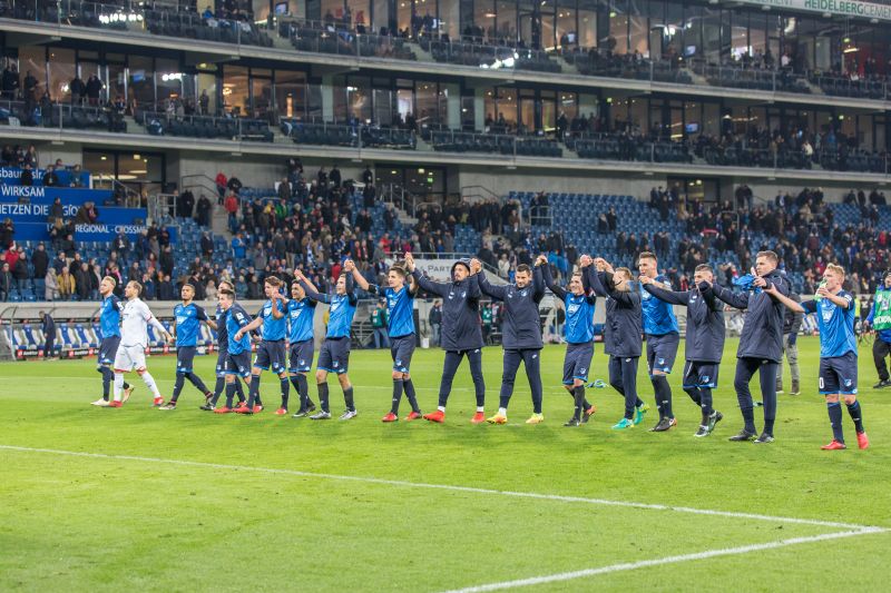 Hoffenheims Spieler feiern mit den Fans einen Heimsieg
