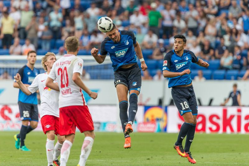 Sandro Wagner steigt hoch zum Kopfball im Spiel gegen Leipzig