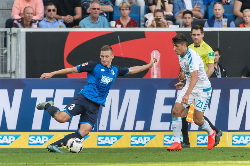 Pavel Kaderabek (li.) beim Versuch den Schalker Gegenspieler zu umspielen