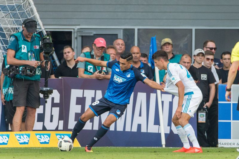 Nadiem Amiri (li.) testet die Reißfestigkeit des Trikot seines Schalker Gegenspielers