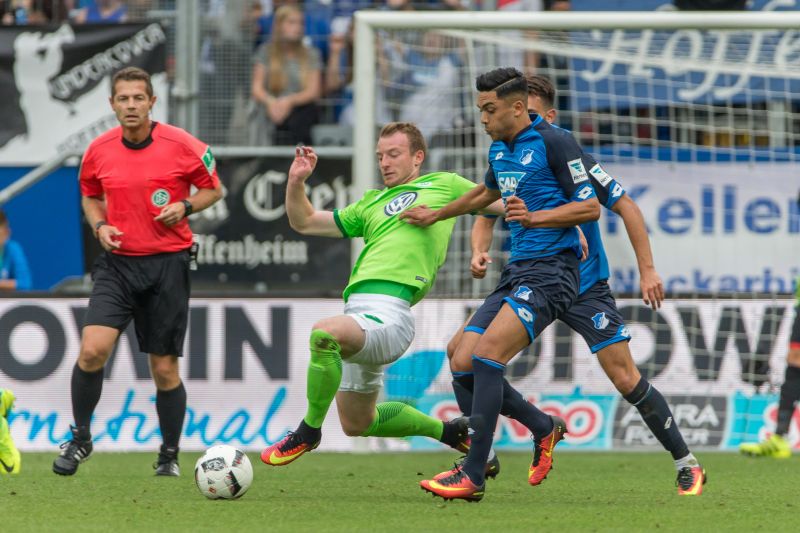 Nadiem Amiri (re.) behauptet sich im Zweikampf gegen den Wolfsburger Maximilian Arnold