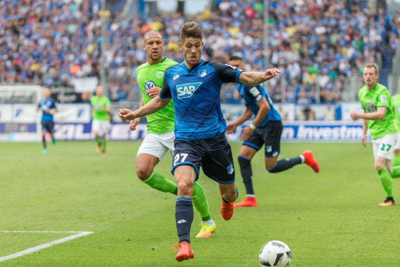 TSG-Stürmer Andrej Kramaric enteilt seinem Wolfsburger Gegenspieler