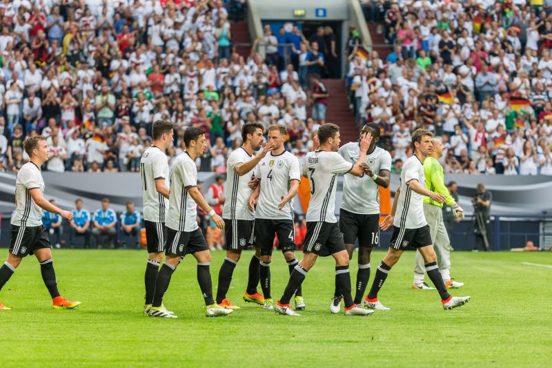 Die deutschen Elitekicker messen sich mit den Topteams Spanien und Brasilien