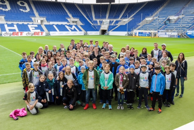 Gruppenfoto mit Sebastian Rudy und den Kindern, die an Kick&Read im Sinsheimer Stadion teilnahmen