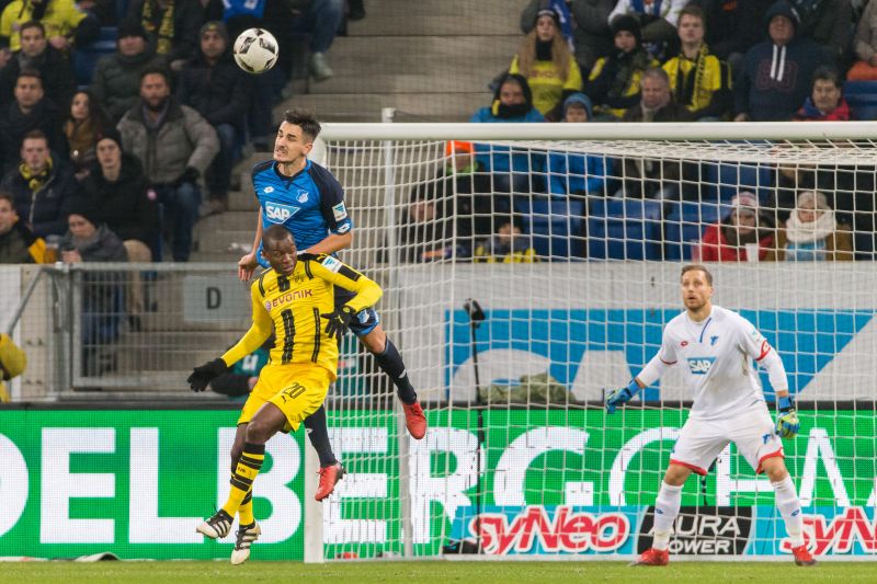 Hoffenheims Hübner klärt einen Dortmunder Angriff mit extremer Sprungkraft