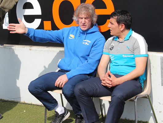 Trainer-Talk vor Spielbeginn: VfL-Coach Gertjan Verbeek (li.) und Kenan Kocak