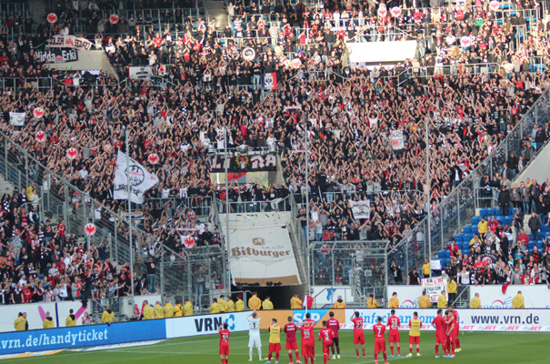 Frankfurts Fans mit aufmunterndem Beifall für ihr Team nach Spielende