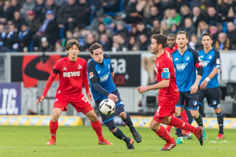 Sebastian Rudy behauptet sich gegen zwei Kölner Gegenspieler