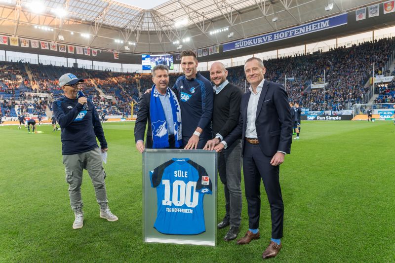 Ehrung vor dem Anpfiff für Niklas Süle, für dessen 100. Bundesligaspiel vor vier Tagen in Berlin