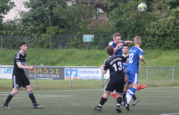 Sebastian Auer steigt beim Kopfballduell am höchsten