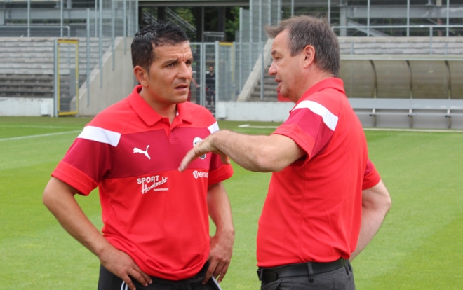 Trainer Kenan Kocak (li.) und Otmar Schork im Fachgespräch. Der SVS-Coach hat noch bis Sommer 2018 Vertrag am Hardtwald.