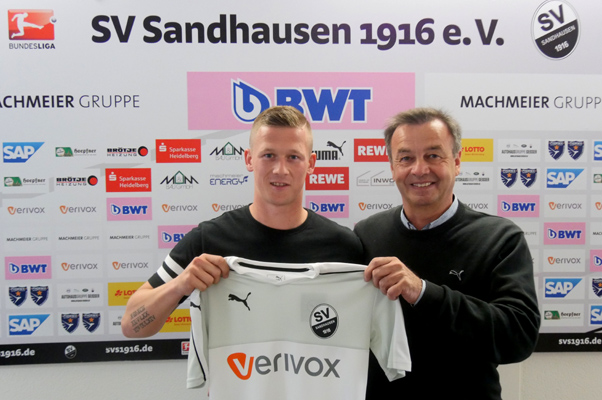 SVS-Geschäftsführer Otmar Schork (re.) begrüßt Neuzugang Mirco Born beim SV Sandhausen