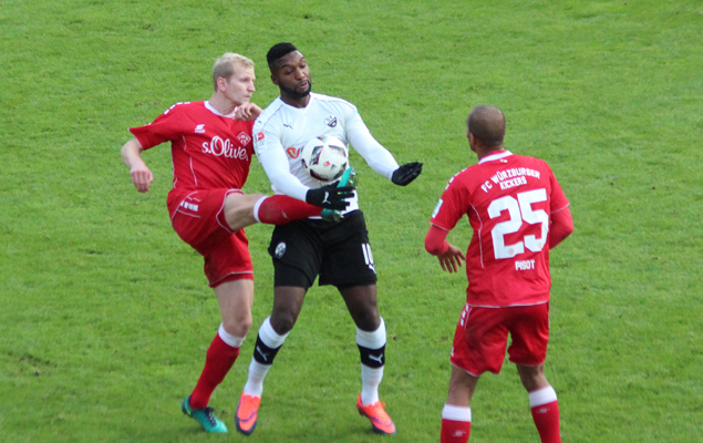 SVS-Stürmer Richard Sukuta-Pasu hat es hier gleich mit zwei Würzburger Gegenspielern zu tun