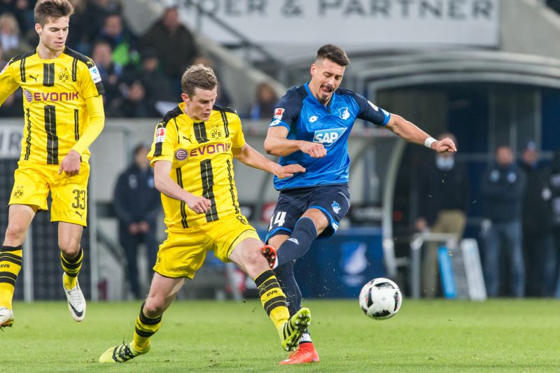 Sandro Wagner (re.) im Duell mit Dortmunds Sven Bender