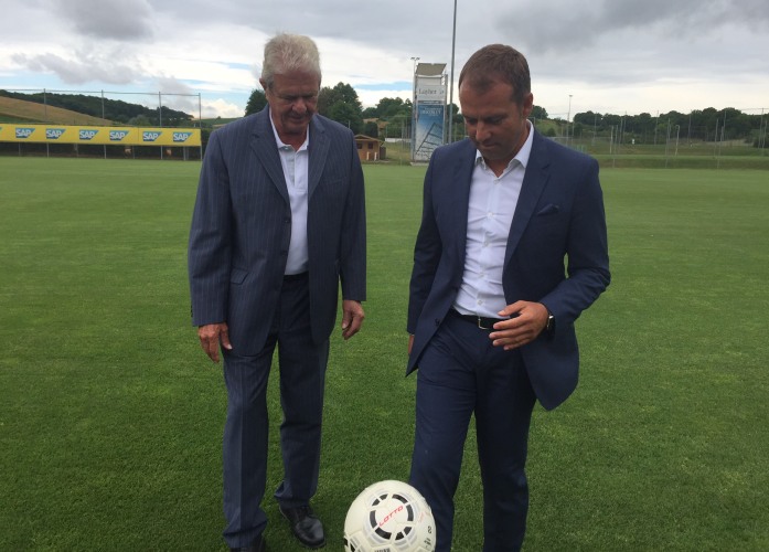 Hansi Flick zeigt Dietmar Hopp, dass er noch nichts in Sachen Balltechnik verlernt hat