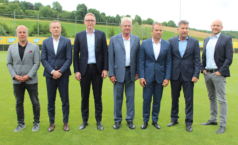 Von links: Dirk Mack, Dr. Peter Görlich, Frank Briel, Dietmar Hopp, Hansi Flick, Peter Hofmann und Alexander Rosen