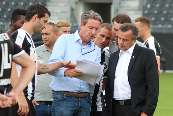 SVS-Präsident Jürgen Machmeier (li.) und Geschäftsführer Otmar Schork diskutieren den Saisonspielplan