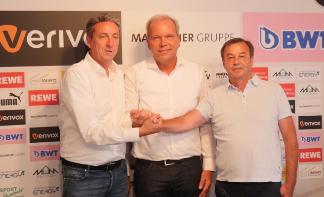 Gemeinsamer Händedruck: Von links: Jürgen Machmeier, Volker Piegsa und Otmar Schork.