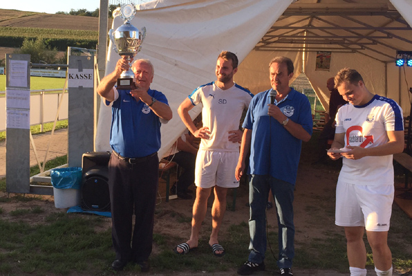 Spielausschussversitzender Jürgen Kistler erhält den neuen Stadtmeisterschaftspokal