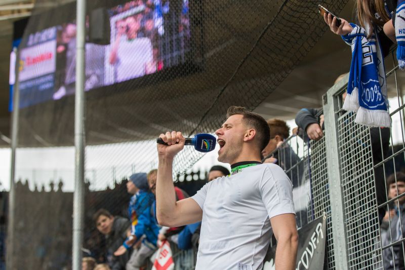 Szalai feiert mit den Fans in der Südkurve einen Heimsieg.