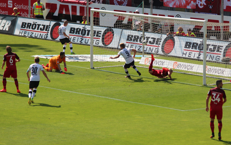 Lucas Höler (Nr. 9) erzielt für den SVS einen Treffer gegen Kaiserslautern