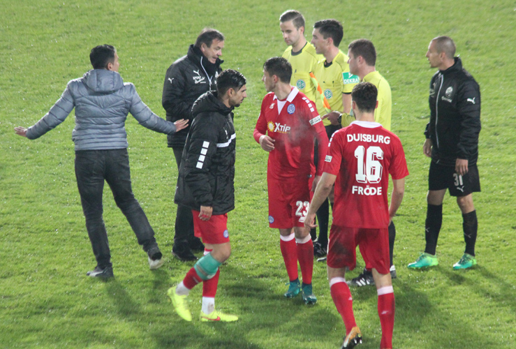 Trainer Kocak und Manager Schork im Dialog mit dem Schiedsrichtergespann nach dem Abpfiff